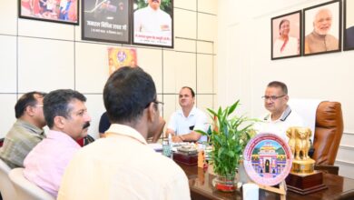 कैबिनेट मंत्री जोशी की दो टूक – बरसात से पहले सड़क निर्माण कार्य पूरे करें, अधिकारियों से कहा – लापरवाही पर  बदलें ठेकेदार