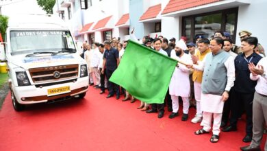 मुख्यमंत्री धामी ने कैलाश मानसरोवर यात्रियों के पहले दल को हरी झंडी दिखाकर किया रवाना, इस साल भी चंपावत से किया जा रहा यात्रा का सचालन