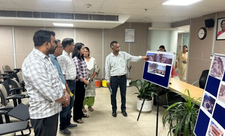 सेवा, सुशासन और समर्पण का संकल्प : विकास की बदलती तस्वीर से रूबरू हुए नागरिक, एमडीडीए वीसी बंशीधर तिवारी ने कहा – विकास कार्यों की जानकारी जनता तक पहुंचाना जरूरी सेवा, सुशासन और समर्पण का संकल्प : विकास की बदलती तस्वीर से रूबरू हुए नागरिक, एमडीडीए वीसी बंशीधर तिवारी ने कहा – विकास कार्यों की जानकारी जनता तक पहुंचाना जरूरी