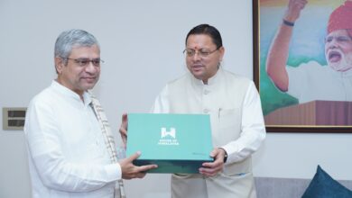 मुख्यमंत्री पुष्कर धामी ने केंद्रीय रेल मंत्री से रेल परियोजनाओं एवं कनेक्टिविटी विस्तार पर की चर्चा, जनहित की जरूरत के मद्देनजर  कई प्रस्ताव रखे सामने, मिला सकारात्मक आश्वासन