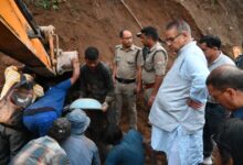 मानवीय संवेदनशीलता का परिचय :  मलबे में दबे श्रमिकों का कराया रेस्क्यू, कैबिनेट मंत्री जोशी श्रमिकों को लेकर दून अस्पताल पहुंचे, चिकित्सकों से स्वास्थ्य स्थिति की ली जानकारी