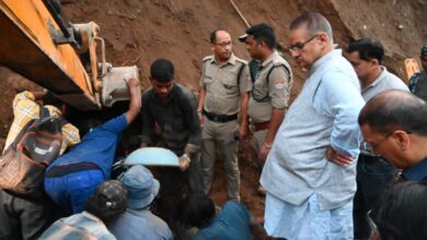 मानवीय संवेदनशीलता का परिचय :  मलबे में दबे श्रमिकों का कराया रेस्क्यू, कैबिनेट मंत्री जोशी श्रमिकों को लेकर दून अस्पताल पहुंचे, चिकित्सकों से स्वास्थ्य स्थिति की ली जानकारी