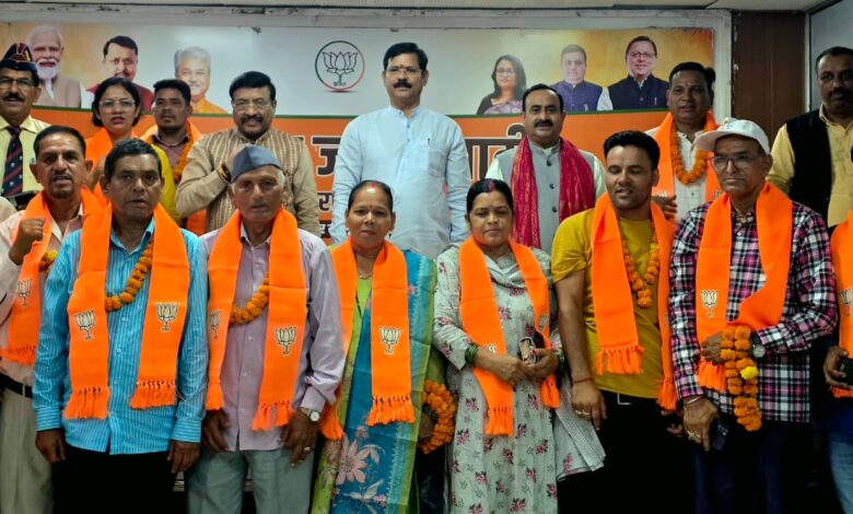 उत्तराखंड में डबल इंजन सरकार के विकास कार्यों से प्रभावित होकर जनप्रतिनिधियों और सामाजिक कार्यकर्ताओं ने थामा भाजपा का दामन उत्तराखंड में डबल इंजन सरकार के विकास कार्यों से प्रभावित होकर जनप्रतिनिधियों और सामाजिक कार्यकर्ताओं ने थामा भाजपा का दामन