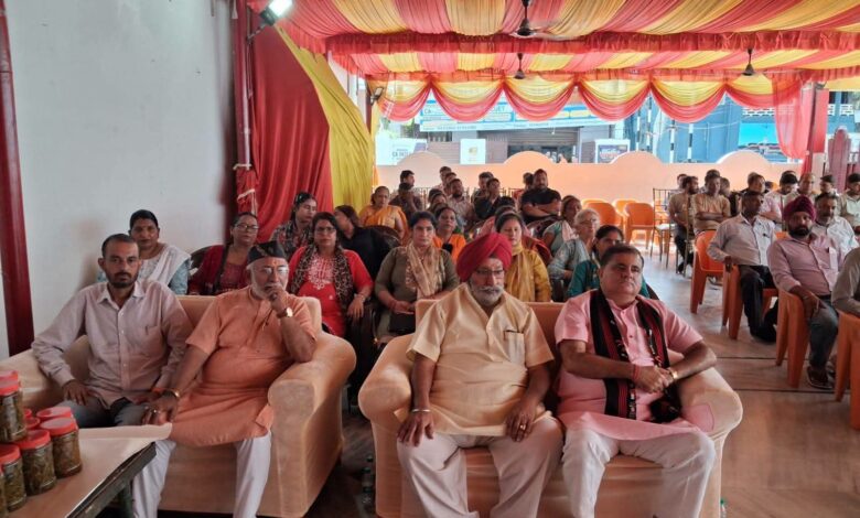Uttarakhand: प्रदेश अध्यक्ष महेंद्र भट्ट के नेतृत्व में बूथ स्तर पर भाजपा कार्यकर्ताओं ने सुनी पीएम के मन की बात Uttarakhand: प्रदेश अध्यक्ष महेंद्र भट्ट के नेतृत्व में बूथ स्तर पर भाजपा कार्यकर्ताओं ने सुनी पीएम के मन की बात