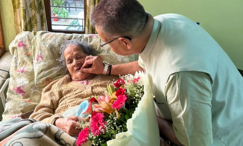 गुरु पूर्णिमा पर कैबिनेट मंत्री जोशी ने अपनी माता, गुरुजनों एवं संतों का लिया आशीर्वाद, कहा– मां ही जीवन की प्रथम गुरु गुरु पूर्णिमा पर कैबिनेट मंत्री जोशी ने अपनी माता, गुरुजनों एवं संतों का लिया आशीर्वाद, कहा– मां ही जीवन की प्रथम गुरु