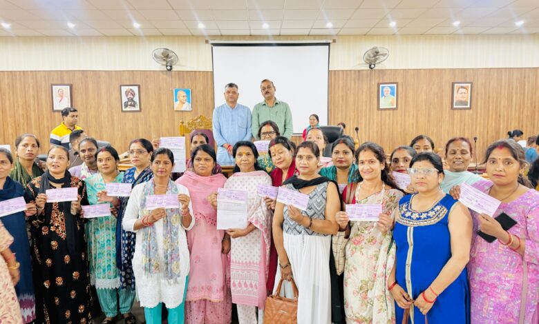 लखपति दीदी’ पहल को नगर निगम देहरादून ने दिया नया आयाम, महापौर व नगर आयुक्त ने किए 47 स्वयं सहायता समूहों को उपयोगकर्ता शुल्क की धनराशि के चेक वितरित लखपति दीदी’ पहल को नगर निगम देहरादून ने दिया नया आयाम, महापौर व नगर आयुक्त ने किए 47 स्वयं सहायता समूहों को उपयोगकर्ता शुल्क की धनराशि के चेक वितरित