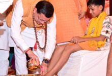 हरिद्वार में हेलीकॉप्टर से की गई कांवड़ियों पर पुष्प वर्षा – सीएम धामी ने  पांव धोकर किया स्वागत ,  मुख्यमंत्री स्वास्थ्य सेवा शिविर का किया उद्घाटन , श्रद्धालुओं को अपने हाथों से परोसा भोजन