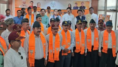 सैकड़ों पूर्व वरिष्ठ सैन्य अधिकारी और विभिन्न दलों के नेता भाजपा में शामिल, प्रदेश अध्यक्ष महेंद्र भट्ट ने दिलाई सदस्यता, किया पार्टी में स्वागत सैकड़ों पूर्व वरिष्ठ सैन्य अधिकारी और विभिन्न दलों के नेता भाजपा में शामिल, प्रदेश अध्यक्ष महेंद्र भट्ट ने दिलाई सदस्यता, किया पार्टी में स्वागत