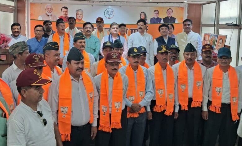 सैकड़ों पूर्व वरिष्ठ सैन्य अधिकारी और विभिन्न दलों के नेता भाजपा में शामिल, प्रदेश अध्यक्ष महेंद्र भट्ट ने दिलाई सदस्यता, किया पार्टी में स्वागत सैकड़ों पूर्व वरिष्ठ सैन्य अधिकारी और विभिन्न दलों के नेता भाजपा में शामिल, प्रदेश अध्यक्ष महेंद्र भट्ट ने दिलाई सदस्यता, किया पार्टी में स्वागत