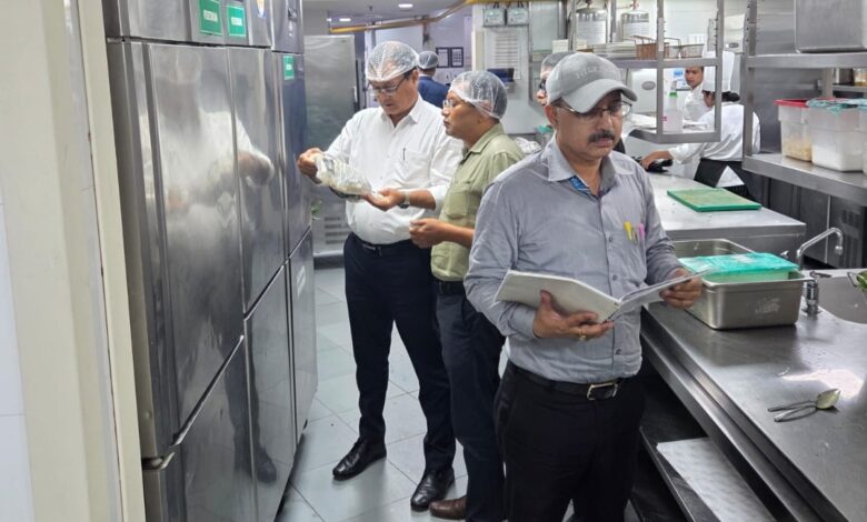 उत्तराखंड में फाइव स्टार होटलों पर खाद्य विभाग का बड़ा एक्शन -कई प्रतिष्ठानों के किचन, स्टोर और खाद्य सामग्री की जांच,सैंपल लिए गए उत्तराखंड में फाइव स्टार होटलों पर खाद्य विभाग का बड़ा एक्शन -कई प्रतिष्ठानों के किचन, स्टोर और खाद्य सामग्री की जांच,सैंपल लिए गए