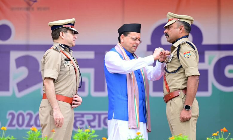 स्वतंत्रता दिवस पर मुख्यमंत्री धामी ने परेड ग्राउंड में किया ध्वजारोहण, 14 पुलिस अधिकारी व कर्मचारी मुख्यमंत्री सराहनीय सेवा पदक से सम्मानित स्वतंत्रता दिवस पर मुख्यमंत्री धामी ने परेड ग्राउंड में किया ध्वजारोहण, 14 पुलिस अधिकारी व कर्मचारी मुख्यमंत्री सराहनीय सेवा पदक से सम्मानित