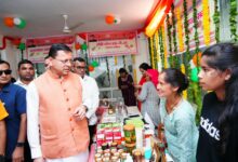 मुख्यमंत्री धामी ने सशक्त बहना उत्सव के तहत स्वयं सहायता समूहों के स्टालों से खरीदे स्थानीय उत्पाद,  कहा – त्योहारों में लोकल उत्पाद खरीदने को दें प्राथमिकता 