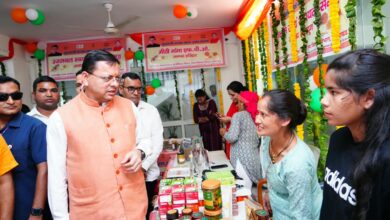 मुख्यमंत्री धामी ने सशक्त बहना उत्सव के तहत स्वयं सहायता समूहों के स्टालों से खरीदे स्थानीय उत्पाद,  कहा – त्योहारों में लोकल उत्पाद खरीदने को दें प्राथमिकता 