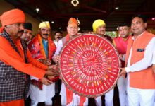 देवीधुरा में फलों-फूलों से बरसी बग्वाल, ऐतिहासिक पाषाण युद्ध के साक्षी बने लाखों श्रद्धालु, मुख्यमंत्री धामी विशेष रूप से हुए शामिल, देवीधुरा को नगर पंचायत क्षेत्र बनाने की कही बात देवीधुरा में फलों-फूलों से बरसी बग्वाल, ऐतिहासिक पाषाण युद्ध के साक्षी बने लाखों श्रद्धालु, मुख्यमंत्री धामी विशेष रूप से हुए शामिल, देवीधुरा को नगर पंचायत क्षेत्र बनाने की कही बात
