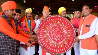 देवीधुरा में फलों-फूलों से बरसी बग्वाल, ऐतिहासिक पाषाण युद्ध के साक्षी बने लाखों श्रद्धालु, मुख्यमंत्री धामी विशेष रूप से हुए शामिल, देवीधुरा को नगर पंचायत क्षेत्र बनाने की कही बात देवीधुरा में फलों-फूलों से बरसी बग्वाल, ऐतिहासिक पाषाण युद्ध के साक्षी बने लाखों श्रद्धालु, मुख्यमंत्री धामी विशेष रूप से हुए शामिल, देवीधुरा को नगर पंचायत क्षेत्र बनाने की कही बात