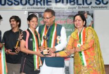 मसूरी में कैबिनेट मंत्री जोशी ने हॉकी टूर्नामेंट के विजेता एवं उपविजेता टीमों के खिलाड़ियों को ट्रॉफी देकर नवाज़ा , कहा – जल्द होगा भिलाडू स्टेडियम का शिलान्यास मसूरी में कैबिनेट मंत्री जोशी ने हॉकी टूर्नामेंट के विजेता एवं उपविजेता टीमों के खिलाड़ियों को ट्रॉफी देकर नवाज़ा , कहा – जल्द होगा भिलाडू स्टेडियम का शिलान्यास
