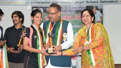 मसूरी में कैबिनेट मंत्री जोशी ने हॉकी टूर्नामेंट के विजेता एवं उपविजेता टीमों के खिलाड़ियों को ट्रॉफी देकर नवाज़ा , कहा – जल्द होगा भिलाडू स्टेडियम का शिलान्यास मसूरी में कैबिनेट मंत्री जोशी ने हॉकी टूर्नामेंट के विजेता एवं उपविजेता टीमों के खिलाड़ियों को ट्रॉफी देकर नवाज़ा , कहा – जल्द होगा भिलाडू स्टेडियम का शिलान्यास