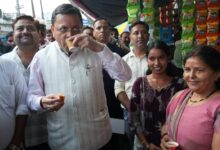 मुख्यमंत्री धामी की सादगी ने दिया ‘लोकल फॉर वोकल’ का संदेश – सीएम ने मेलाघाट रोड पर पैदल चलकर मिलन डेरी में पी चाय , प्रदेश के मुखिया को अपने बीच देखकर लोगों में दिखा उत्साह मुख्यमंत्री धामी की सादगी ने दिया ‘लोकल फॉर वोकल’ का संदेश – सीएम ने मेलाघाट रोड पर पैदल चलकर मिलन डेरी में पी चाय , प्रदेश के मुखिया को अपने बीच देखकर लोगों में दिखा उत्साह