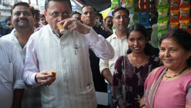मुख्यमंत्री धामी की सादगी ने दिया ‘लोकल फॉर वोकल’ का संदेश – सीएम ने मेलाघाट रोड पर पैदल चलकर मिलन डेरी में पी चाय , प्रदेश के मुखिया को अपने बीच देखकर लोगों में दिखा उत्साह मुख्यमंत्री धामी की सादगी ने दिया ‘लोकल फॉर वोकल’ का संदेश – सीएम ने मेलाघाट रोड पर पैदल चलकर मिलन डेरी में पी चाय , प्रदेश के मुखिया को अपने बीच देखकर लोगों में दिखा उत्साह