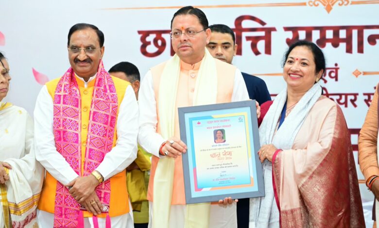 ‘ज्ञान गंगा सम्मान समारोह’ में बोले मुख्यमंत्री धामी – बच्चों को अच्छी शिक्षा के साथ संस्कार, अनुशासन और सकारात्मक मार्गदर्शन देना भी जरूरी ‘ज्ञान गंगा सम्मान समारोह’ में बोले मुख्यमंत्री धामी – बच्चों को अच्छी शिक्षा के साथ संस्कार, अनुशासन और सकारात्मक मार्गदर्शन देना भी जरूरी