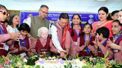 दिव्यांग बच्चों के बीच अपना जन्म दिवस मनाने पहुंचे मुख्यमंत्री धामी, बच्चों के साथ केक काटा, आत्मीयता से मिले और साझा की बर्थडे की खुशियां