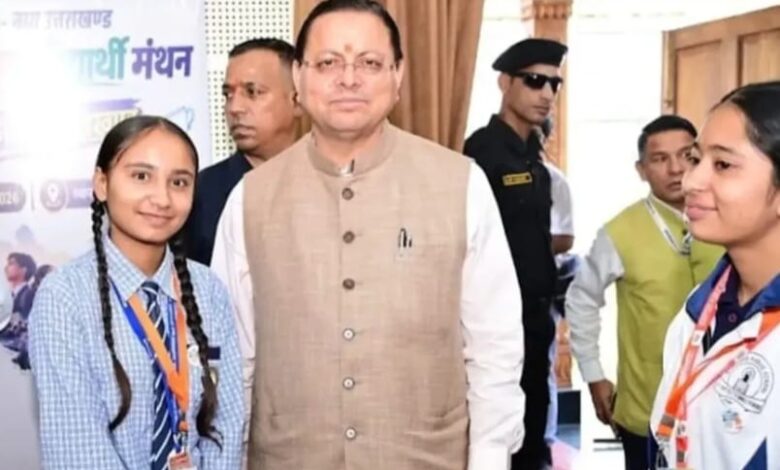 लवप्रीत की संवेदनशील सोच ने छुआ मुख्यमंत्री धामी का दिल, घर पहुंचा टैब , सीएम के निर्देश पर शिक्षा विभाग के अधिकारियों ने घर पहुंचकर सौंपा टैब, चेहरे पर खिली खुशी , बोली लवप्रीत, Thank you CM अंकल लवप्रीत की संवेदनशील सोच ने छुआ मुख्यमंत्री धामी का दिल, घर पहुंचा टैब , सीएम के निर्देश पर शिक्षा विभाग के अधिकारियों ने घर पहुंचकर सौंपा टैब, चेहरे पर खिली खुशी , बोली लवप्रीत, Thank you CM अंकल