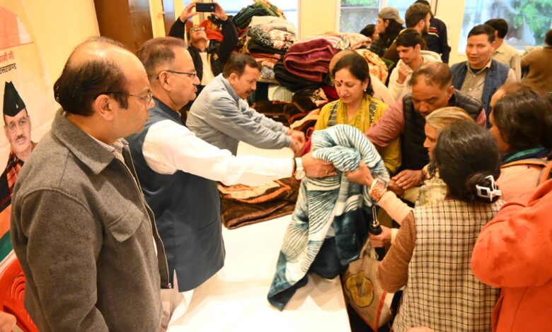 कैबिनेट मंत्री जोशी ने सेवा संकल्प अभियान के तहत मसूरी में जरूरतमंदों को वितरित किए कंबल, कहा – सेवा भारतीय संस्कृति और सामाजिक जीवन की मूल भावना कैबिनेट मंत्री जोशी ने सेवा संकल्प अभियान के तहत मसूरी में जरूरतमंदों को वितरित किए कंबल, कहा – सेवा भारतीय संस्कृति और सामाजिक जीवन की मूल भावना