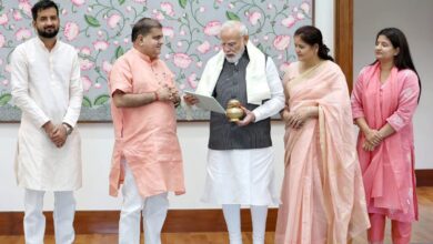 पीएम मोदी से मिलकर भाजपा प्रदेश अध्यक्ष एवं राज्यसभा सांसद महेंद्र भट्ट ने दिया पुत्र के विवाह का निमंत्रण , परिवार सहित प्रधानमंत्री का आशीर्वाद प्राप्त होना अत्यंत सौभाग्य और हर्ष का विषय पीएम मोदी से मिलकर भाजपा प्रदेश अध्यक्ष एवं राज्यसभा सांसद महेंद्र भट्ट ने दिया पुत्र के विवाह का निमंत्रण , परिवार सहित प्रधानमंत्री का आशीर्वाद प्राप्त होना अत्यंत सौभाग्य और हर्ष का विषय