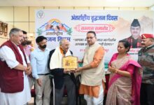अंतर्राष्ट्रीय वृद्धजन दिवस – कैबिनेट मंत्री जोशी ने कहा, यह दिन हमारी संस्कृति, संस्कार और जड़ों को सम्मान देने का अवसर वृद्धजन को बताया अनुभव के विश्वविद्यालय अंतर्राष्ट्रीय वृद्धजन दिवस – कैबिनेट मंत्री जोशी ने कहा, यह दिन हमारी संस्कृति, संस्कार और जड़ों को सम्मान देने का अवसर वृद्धजन को बताया अनुभव के विश्वविद्यालय