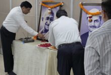 सत्य, अहिंसा और सादगी के आदर्शों को एमडीडीए ने किया नमन, उपाध्यक्ष बंशीधर तिवारी बोले – महात्मा गांधी के विचार आज भी समाज के लिए प्रासंगिक सत्य, अहिंसा और सादगी के आदर्शों को एमडीडीए ने किया नमन, उपाध्यक्ष बंशीधर तिवारी बोले – महात्मा गांधी के विचार आज भी समाज के लिए प्रासंगिक