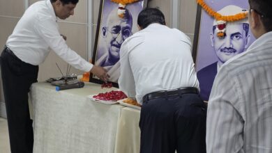 सत्य, अहिंसा और सादगी के आदर्शों को एमडीडीए ने किया नमन, उपाध्यक्ष बंशीधर तिवारी बोले – महात्मा गांधी के विचार आज भी समाज के लिए प्रासंगिक सत्य, अहिंसा और सादगी के आदर्शों को एमडीडीए ने किया नमन, उपाध्यक्ष बंशीधर तिवारी बोले – महात्मा गांधी के विचार आज भी समाज के लिए प्रासंगिक