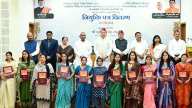 सीएम पुष्कर धामी के हाथों आयुष एवं ईएसआई के 332 नव नियुक्त कार्मिकों को मिले नियुक्ति पत्र , कहा – नव नियुक्त कार्मिक सेवाभाव, संवेदनशीलता और समर्पण के साथ निभाएं जिम्मेदारी सीएम पुष्कर धामी के हाथों आयुष एवं ईएसआई के 332 नव नियुक्त कार्मिकों को मिले नियुक्ति पत्र , कहा – नव नियुक्त कार्मिक सेवाभाव, संवेदनशीलता और समर्पण के साथ निभाएं जिम्मेदारी