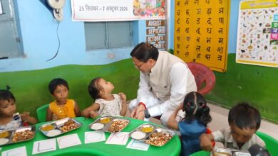 मुख्यमंत्री धामी ने खटीमा में आंगनबाड़ी केंद्र पहुंचकर नन्हे-मुन्ने बच्चों को किया दुलार , बातचीत कर उनके मन की बात जानी, बच्चों को अपने हाथों से भोजन परोसा, उनके साथ बैठकर आत्मीयता से समय बिताया मुख्यमंत्री धामी ने खटीमा में आंगनबाड़ी केंद्र पहुंचकर नन्हे-मुन्ने बच्चों को किया दुलार , बातचीत कर उनके मन की बात जानी, बच्चों को अपने हाथों से भोजन परोसा, उनके साथ बैठकर आत्मीयता से समय बिताया