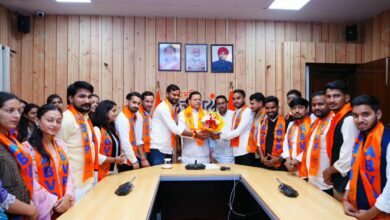 सीएम धामी से एबीवीपी के नवनिर्वाचित पदाधिकारियों ने की मुलाकात, मुख्यमंत्री ने छात्रसंघ चुनाव में जीत पर दी बधाई एवं शुभकामनाएं सीएम धामी से एबीवीपी के नवनिर्वाचित पदाधिकारियों ने की मुलाकात, मुख्यमंत्री ने छात्रसंघ चुनाव में जीत पर दी बधाई एवं शुभकामनाएं