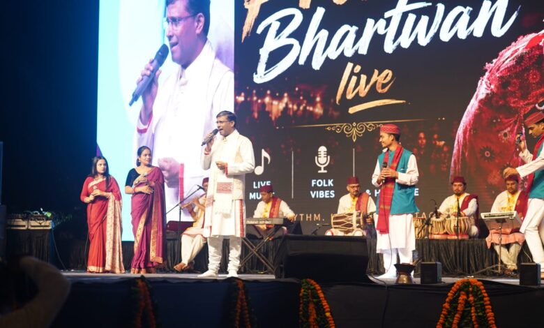 एसजीआरआरयू नवरंग डांडियां 4.0 में गरबा-डांडिया की थिरकन और पहाड़ी मंडाण की मधुर धुनों ने बांधा समां,मुख्यमंत्री धामी ने अपने वर्चुअल संदेश में कहा – लोक संस्कृति को जीवंत रखते हैं डांडिया और गरबा जैसे आयोजन एसजीआरआरयू नवरंग डांडियां 4.0 में गरबा-डांडिया की थिरकन और पहाड़ी मंडाण की मधुर धुनों ने बांधा समां,मुख्यमंत्री धामी ने अपने वर्चुअल संदेश में कहा – लोक संस्कृति को जीवंत रखते हैं डांडिया और गरबा जैसे आयोजन