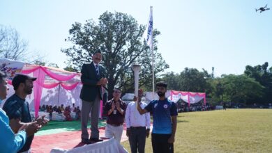एसजीआरआरयू में खेलोत्सव-2026 का भव्य आगाज,28 अक्टूबर से 02 नवम्बर तक आयोजित होंगी 15 खेलकूद प्रतियोगिताएं,योगा के राष्ट्रीय स्तर पर स्वर्ण पदक विजेता सुमीर ने प्रज्जवलित की खेल मशाल