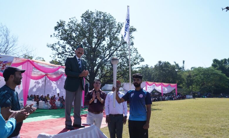 एसजीआरआरयू में खेलोत्सव-2026 का भव्य आगाज,28 अक्टूबर से 02 नवम्बर तक आयोजित होंगी 15 खेलकूद प्रतियोगिताएं,योगा के राष्ट्रीय स्तर पर स्वर्ण पदक विजेता सुमीर ने प्रज्जवलित की खेल मशाल एसजीआरआरयू में खेलोत्सव-2026 का भव्य आगाज,28 अक्टूबर से 02 नवम्बर तक आयोजित होंगी 15 खेलकूद प्रतियोगिताएं,योगा के राष्ट्रीय स्तर पर स्वर्ण पदक विजेता सुमीर ने प्रज्जवलित की खेल मशाल