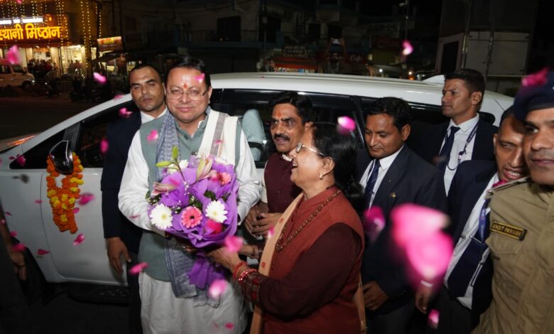 गैरसैंण से देहरादून लौटते समय ऋषिकेश में मुख्यमंत्री धामी का स्थानीय लोगों एवं युवाओं ने किया भव्य स्वागत, उत्तराखंड राज्य युवा आयोग के गठन के लिए युवाओं ने जताया आभार गैरसैंण से देहरादून लौटते समय ऋषिकेश में मुख्यमंत्री धामी का स्थानीय लोगों एवं युवाओं ने किया भव्य स्वागत, उत्तराखंड राज्य युवा आयोग के गठन के लिए युवाओं ने जताया आभार